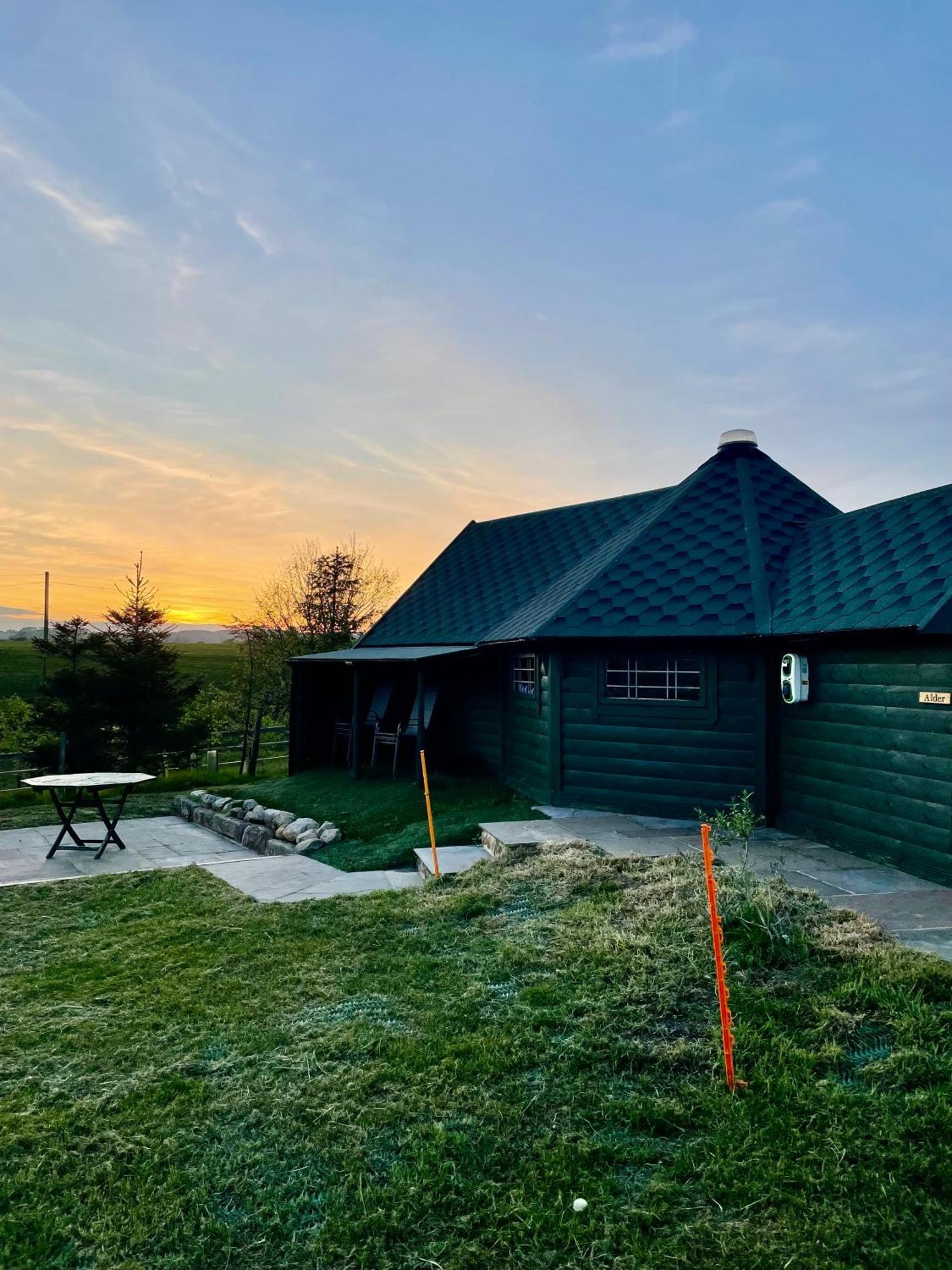 Holly Tree Glamping Cabins Wigglesworth Екстериор снимка