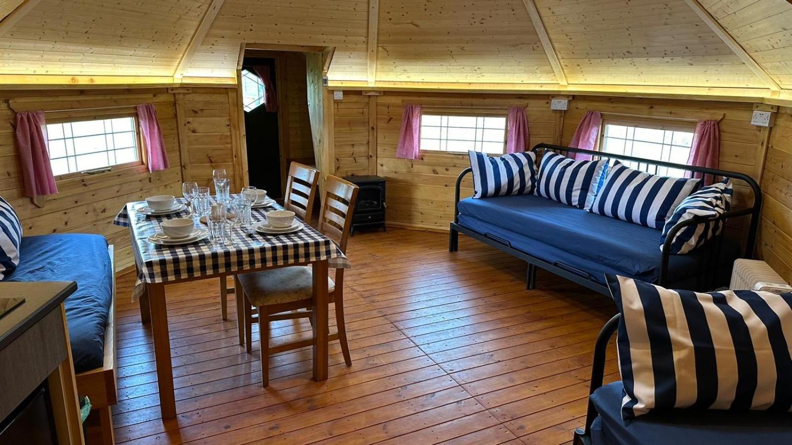 Holly Tree Glamping Cabins Wigglesworth Екстериор снимка