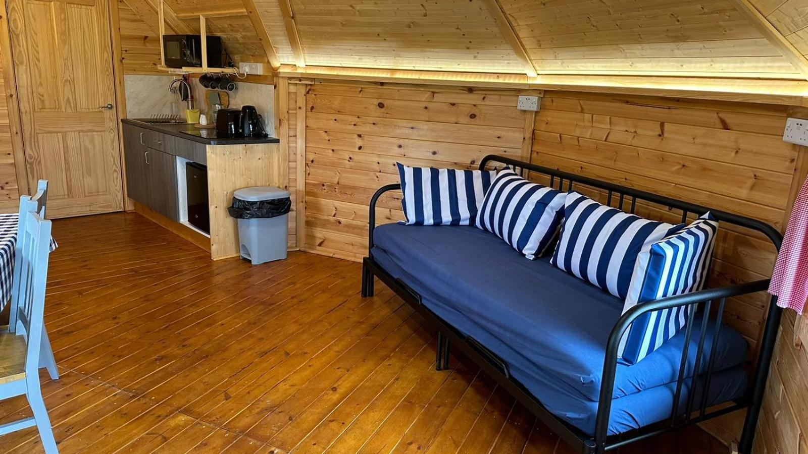 Holly Tree Glamping Cabins Wigglesworth Екстериор снимка