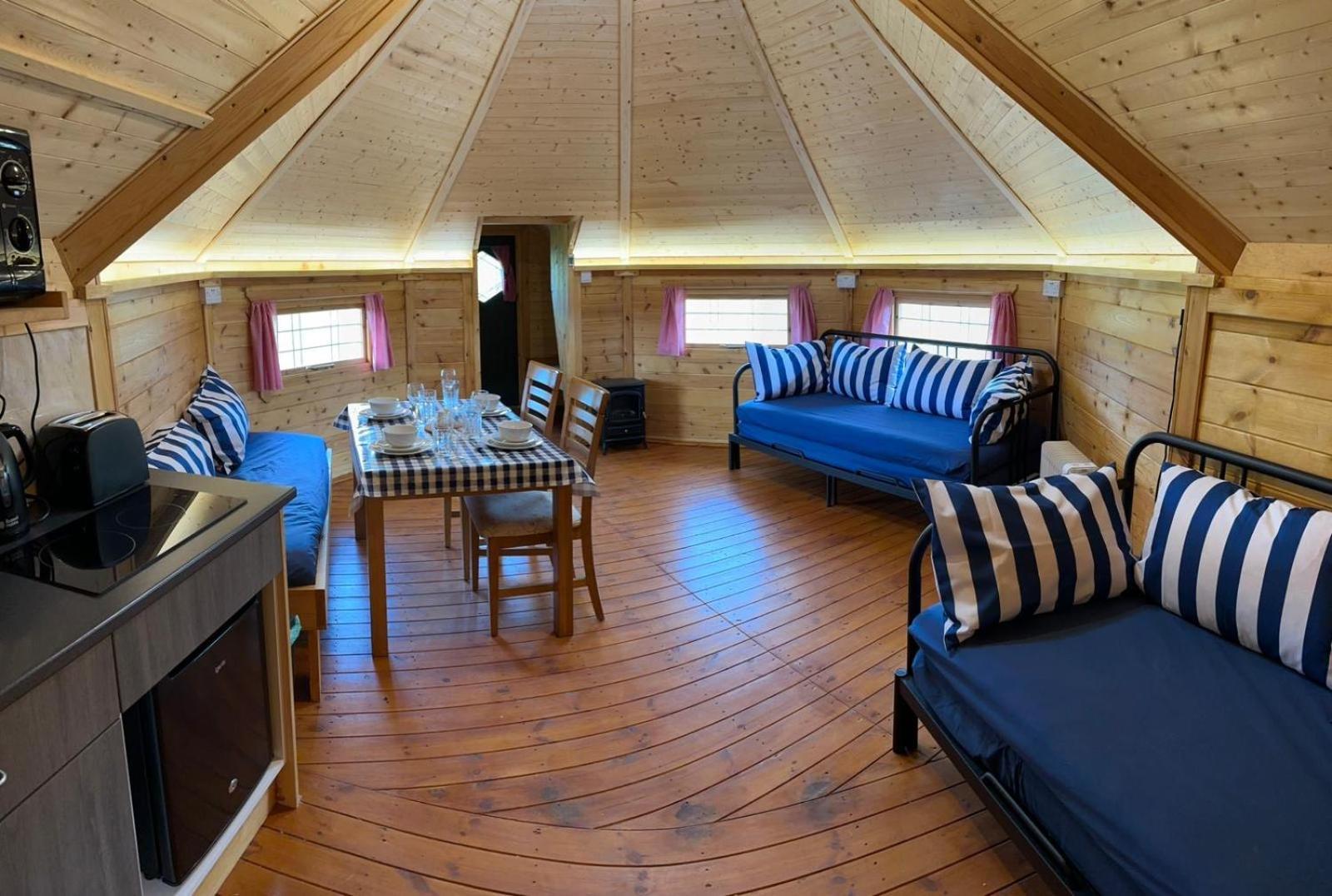 Holly Tree Glamping Cabins Wigglesworth Екстериор снимка