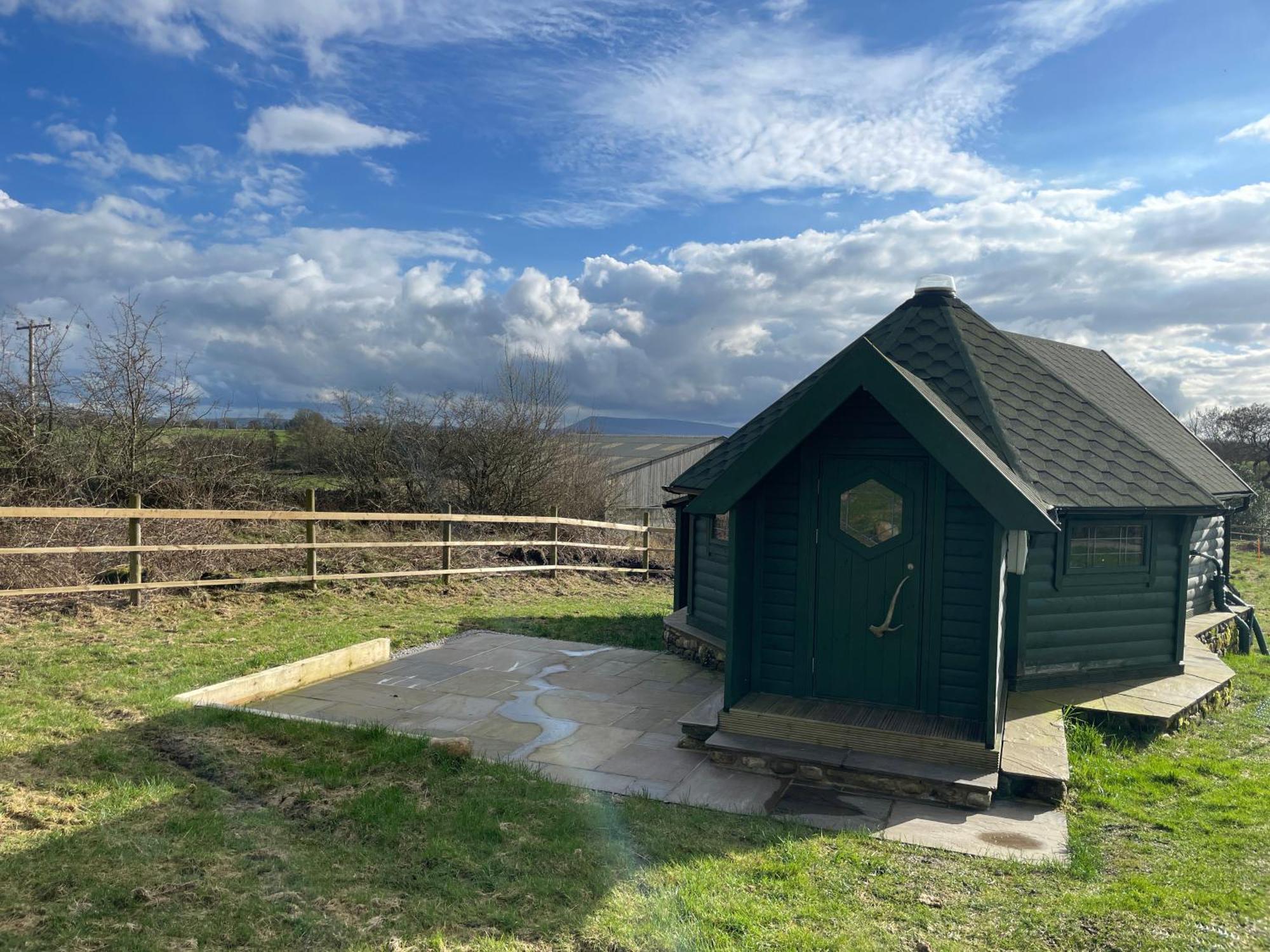 Holly Tree Glamping Cabins Wigglesworth Екстериор снимка
