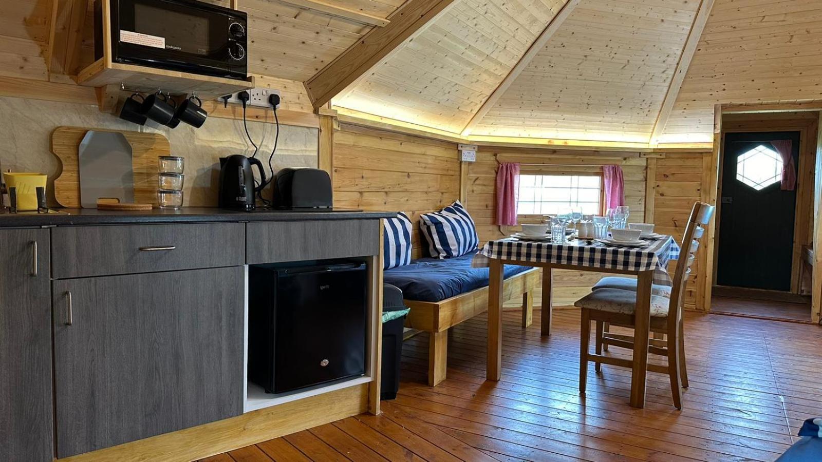 Holly Tree Glamping Cabins Wigglesworth Екстериор снимка